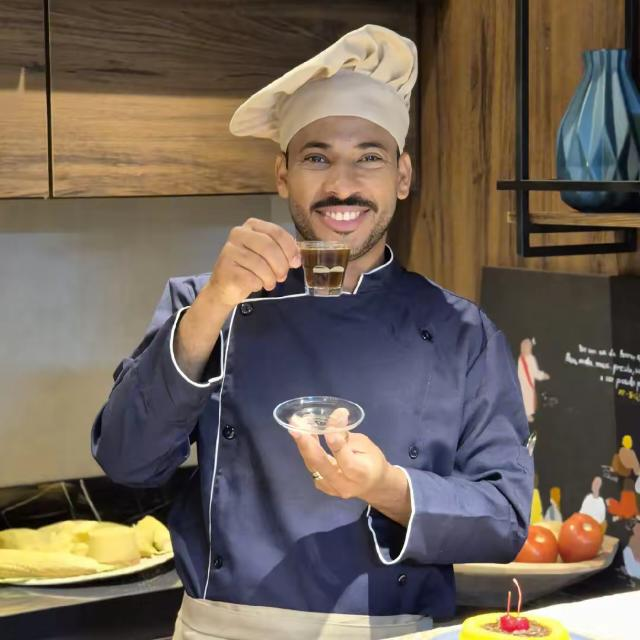 Sérgio Santos segurando um prato na cafeteria